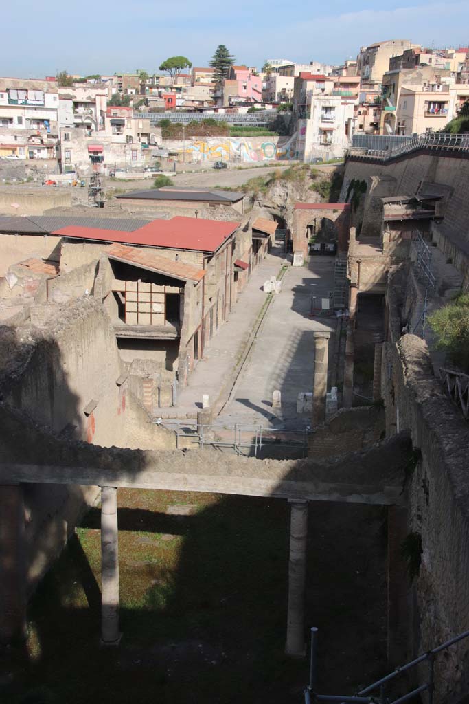 Herculaneum, September 2017.
Looking west across site at northern end, towards Decumanus Maximus. from access roadway bridge.
Photo courtesy of Klaus Heese.